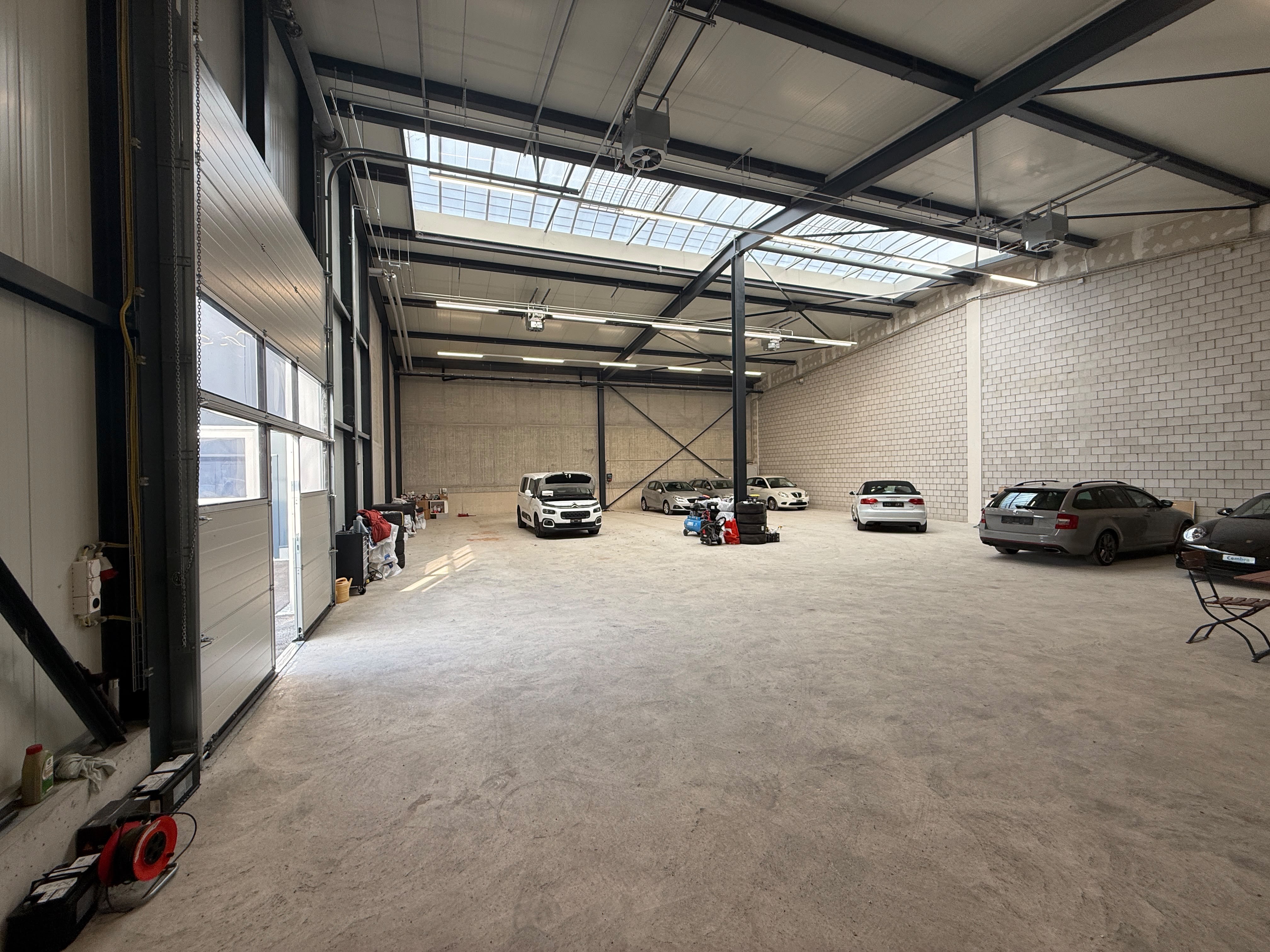 Moderne Gewerbehalle mit 408 m²
